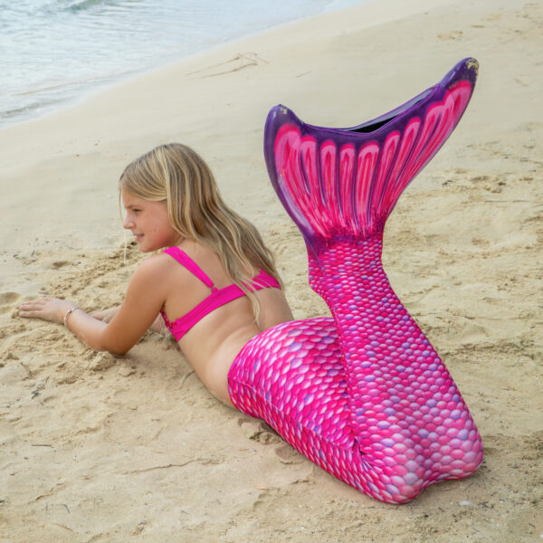 Fin Fun Malibu Pink zeemeerminstaart - Achteraanzicht op strand