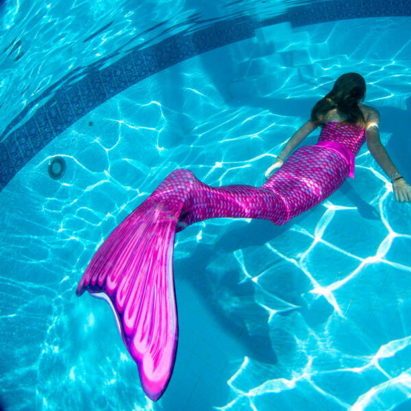 Zwemmen met de roze zeemeermin staart