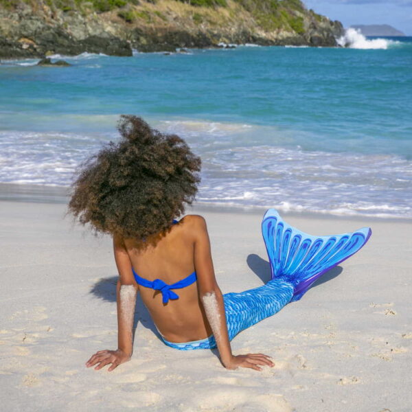 blauwe zeemeermin staart bij het strand