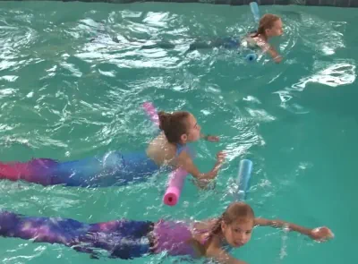 Oefenen tijdens zwemles met de zeemeermin staart